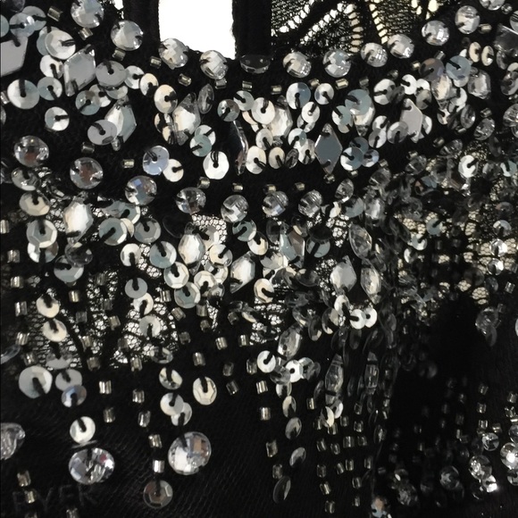 Beautiful top - Picture 5 of 8